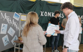 Uczeń odbiera gratulacje 
