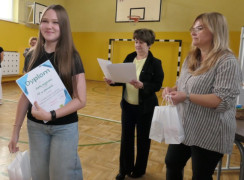 Dwie kobiety i nastolatka. Nastolatka trzyma w ręku dyplom 