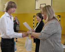 Uczeń odbiera gratulacje