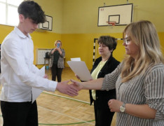 Uczeń odbiera gratulacje 