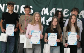 Uczniowie na wspólnym zdjęciu 