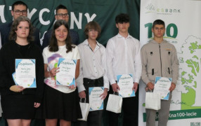 Uczniowie na wspólnym zdjęciu 