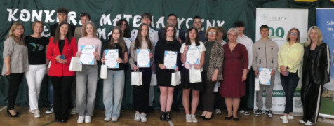 Grupa osób na wspólnym zdjęciu 