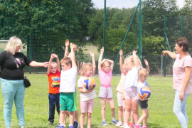 Dzieci i dorośli na boisku sportowym 