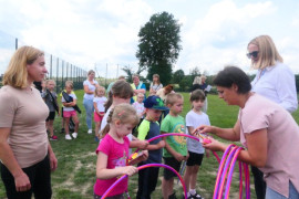 Dorośli wręczają nagrody dzieciom 