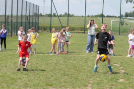 Dzieci podczas konkurenci sportowej 