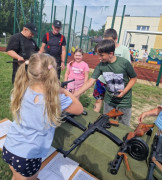 Militarne stoisko wystawiennicze podczas pikniku 
