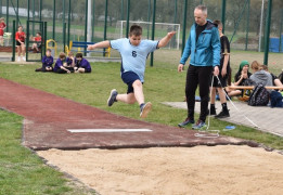 Chłopiec podczas konkurencji sportowej: skok w dal 