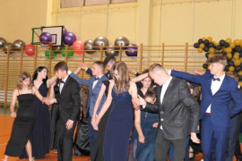 Młodzież podczas tańczenia poloneza