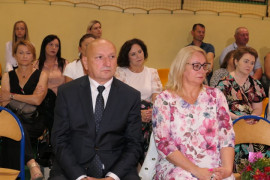 Kobieta  i mężczyzna siedzący na krzesłach 