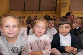 Trzy dziewczynki - uczennice PSP w Strzałkowie uczestniczące w uroczystej akademii z okazji Dnia Nauczyciela 