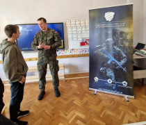 Uczeń rozmawia z zawodowym żołnierzem 