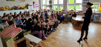Uczniowie podczas spotkania ze stewardesą 