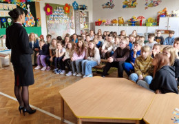 Uczniowie podczas spotkania ze stewardesą 