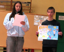 Uczennica i uczeń stoją obok siebie