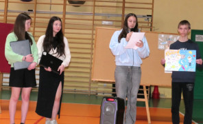 Trzy uczennice i uczeń stoją obok siebie