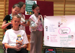Uczniowie podczas prezentacji wybranych zawodów, m.in. fryzjera 