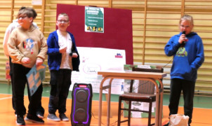 Uczniowie prezentują zawód m.in. zegarmistrza 