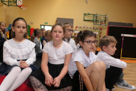 Uczniowie PSP w Strzałkowie uczestniczący w akademii z okazji Dnia Nauczyciela 