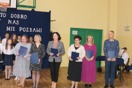 Grupa osób - nagrodzeni nauczyciele PSP w Strzałkowie 