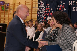 Grupa osób - wójt Gminy Radomsko gratuluje nagrodzonym nauczycielom 