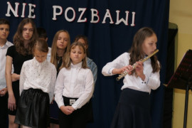 Grupa osób- uczniowie PSP w Strzałkowie biorący udział w akademii z okazji Dnia Nauczyciela 