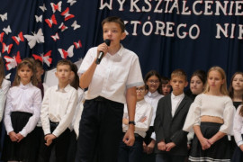 Uczniowie PSP w Strzałkowie  - uczestnicy akademii z okazji Dnia Nauczyciela 