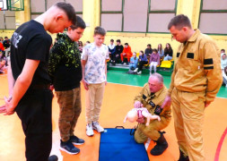 Strażacy ochotnicy wyjaśniają uczniom zasady udzielania pierwszej pomocy