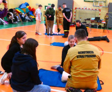 Strażak ochotnik wyjaśnia dzieciom zasady udzielania pierwszej pomocy