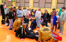 Strażacy tłumaczą uczniom zasady udzielania pierwszej pomocy