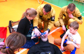 Strażacy tłumaczą dzieciom jak zachować się w sytuacji, kiedy druga osoba potrzebuje pomocy