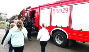 Wóz strażacki i uczniowie PSP w Strzałkowie 