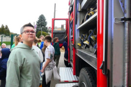 Uczniowie podczas oglądania wozu strażackiego 