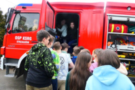 Uczniowie podczas zwiedzania strażackiego wozu bojowego 