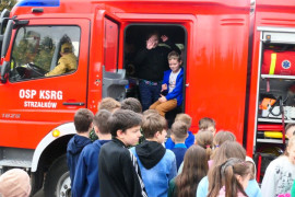 Uczniowie PSP w Strzałkowie podczas zwiedzania pożarniczego wozu bojowego 