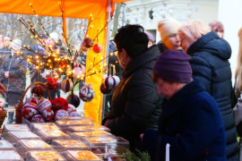 Grupa osób oglądająca świąteczne ozdoby