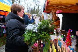 Kobieta trzymająca w ręku świąteczny stroik 