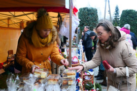 Kobieta wybierająca ciasta na jarmarku bożonarodzeniowym 