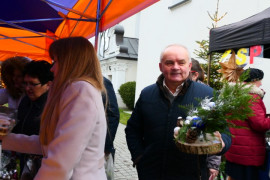 Mężczyzna trzymający w ręku świąteczny stroik 