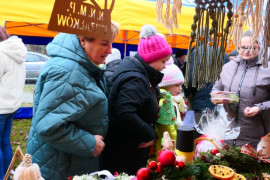 Osoby oglądające ozdoby świąteczne 