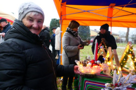 Kobieta trzymająca w ręku stroik 