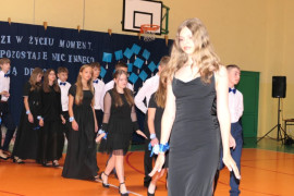 Uczniowie tańczą poloneza