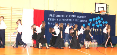 Uczniowie tańczą poloneza