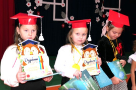 Trzy dziewczynki z dyplomami w ręku 