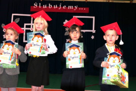 Cztery dziewczynki z dyplomami w ręku 