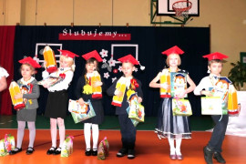 Grupa dzieci z dyplomami w ręku 