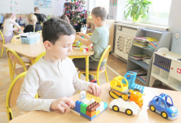 Chłopic podczas układania klocków lego