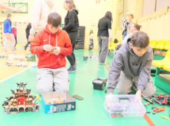 Dwaj chłopcy podczas układania klocków lego
