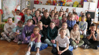 Grupa dzieci na spotkaniu dot. bezpieczeństwa na kolei
