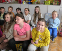 Dzieci siedzą obok siebie